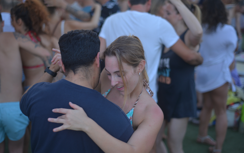 Alumnos bailando salsa y bachata en Málaga Baila
